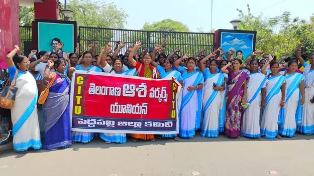  హామీలు నెరవేర్చాలని ఆశా వర్కర్ల ధర్నా 