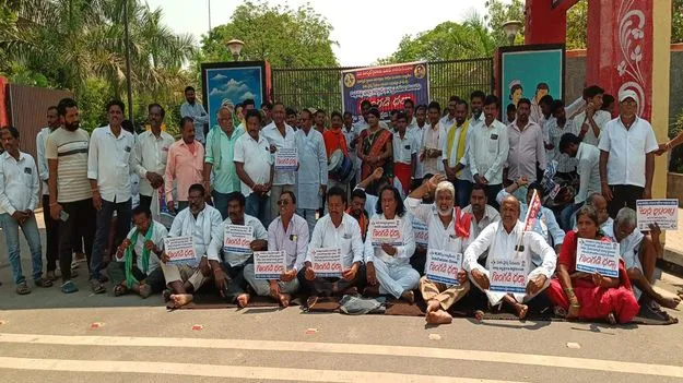 కలెక్టరేట్‌ ఎదుట గొర్రెకాపరుల ధర్నా