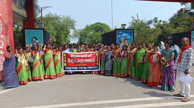 సమస్యలు పరిష్కరించాలని అంగన్‌వాడీల ధర్నా