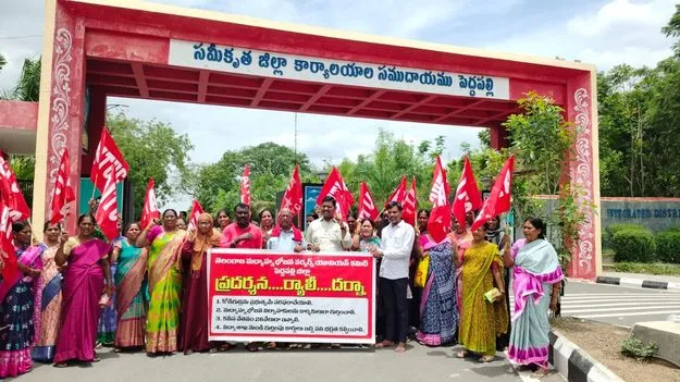ప్రభుత్వం కోడిగుడ్లను సరఫరా చేయాలి