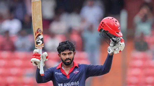 గౌరవ్‌ అజేయ శతకం