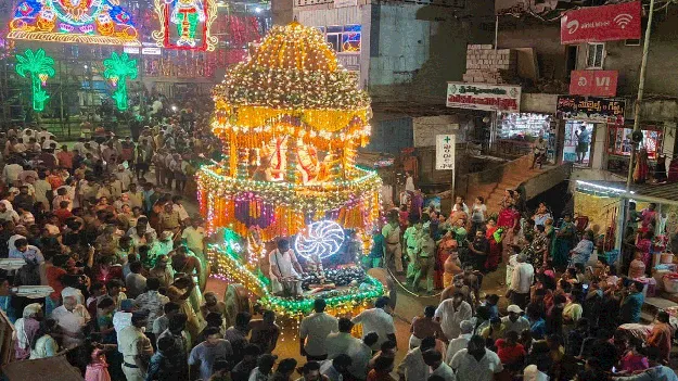 తిరువీధుల మెరిసెనే.. దేవదేవుడు