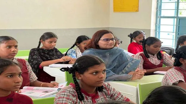 విద్యార్థినిగా మారిన అదనపు కలెక్టర్‌ 