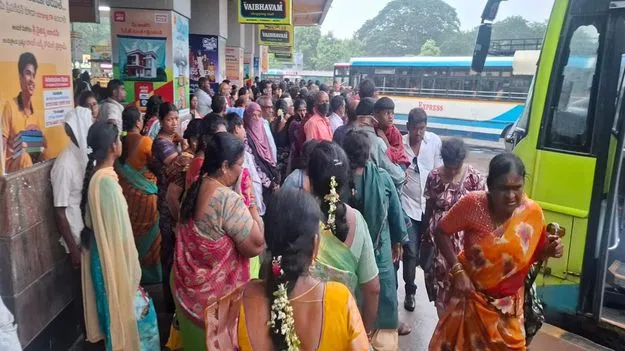 ప్రయాణికులతో కిటకిటలాడిన ఖని బస్టాండ్‌
