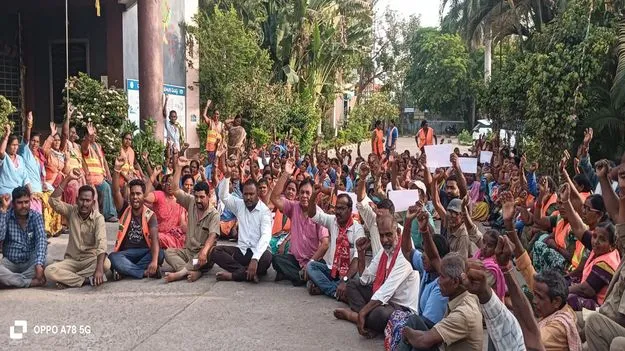 కమిషనర్‌ను విధుల నుంచి తొలగించాలి 