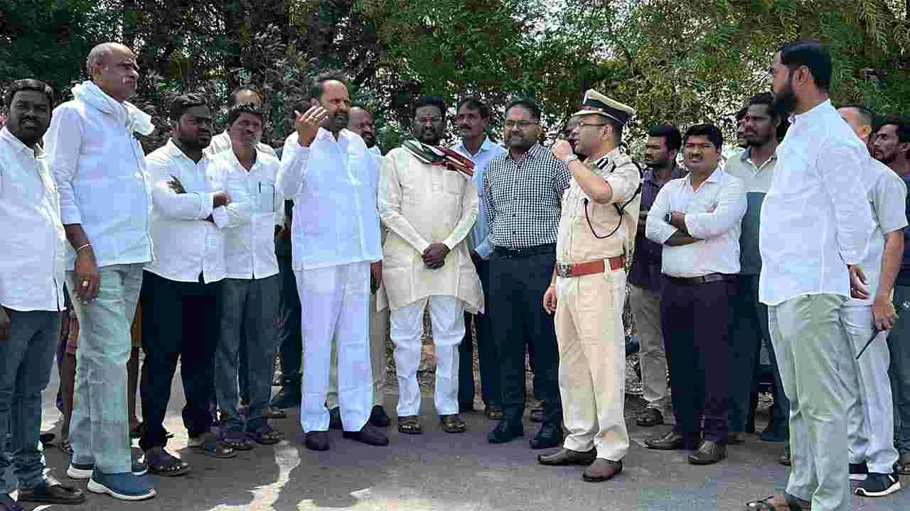 పోలీస్‌స్టేషన్‌ భవనాలకు స్థలాల పరిశీలన
