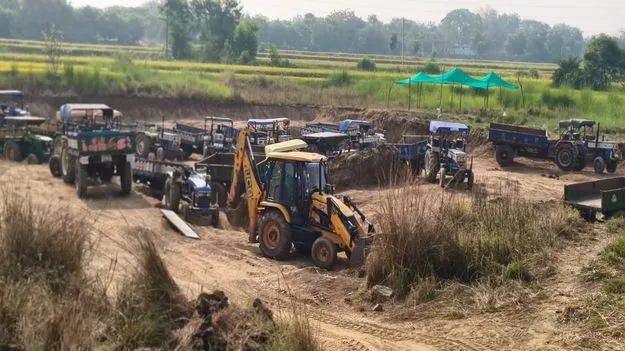 అక్రమంగా మొరం తరలింపు