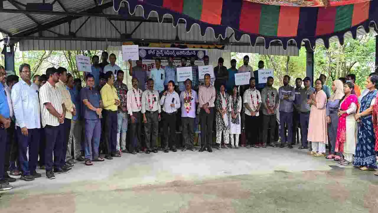 సింగరేణి అధికారుల పోరుబాట
