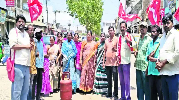 CPM: పెంచిన గ్యాస్‌ ధర తగ్గించాలి