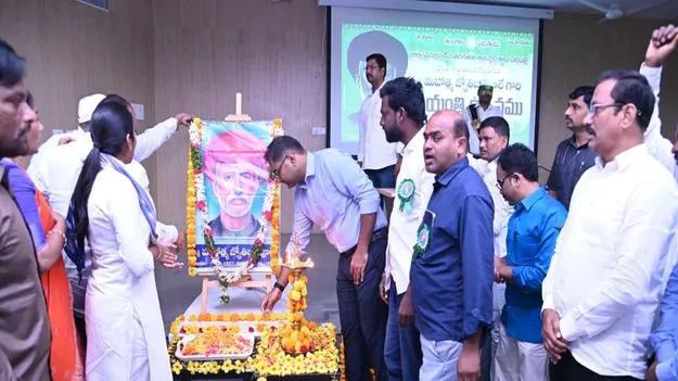 ఫూలే ఆశయాలను ఆచరించాలి