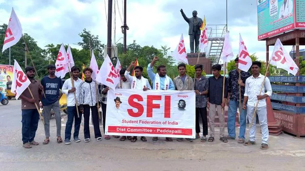 కేంద్ర విద్యాశాఖ మంత్రి రాజీనామా చేయాలి