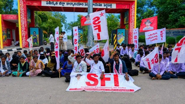 విద్యారంగ సమస్యలను  పరిష్కరించాలి
