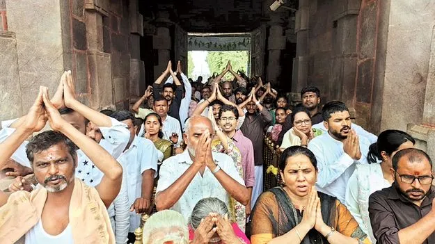 శ్రీశైలానికి పోటెత్తిన భక్తులు 