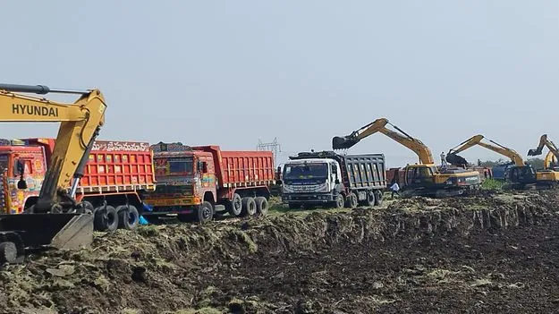 చెరువు మట్టి తరలింపులో వివాదం