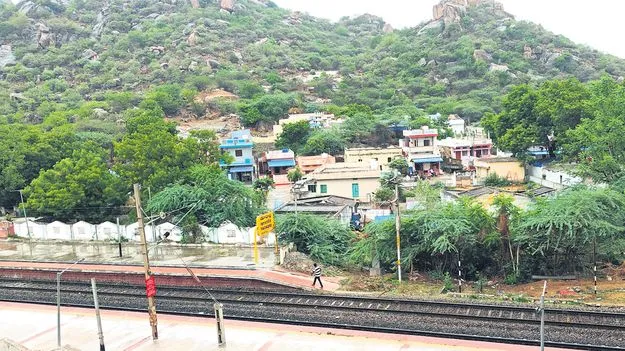 ఉన్నపళంగా పొమ్మంటే ఎక్కడికి పోయేది? 