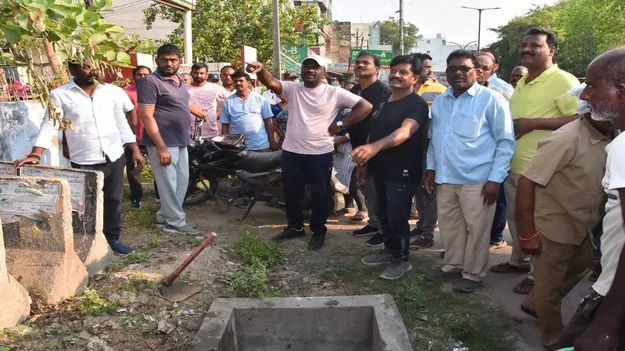 నాలాలను కబ్జా చేస్తే కూల్చివేస్తాం