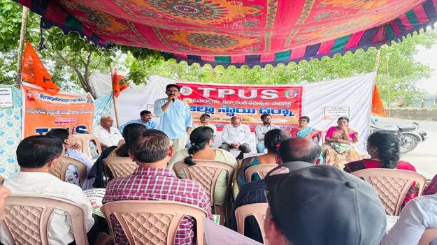 పీఆర్సీ, డీఏలు వెంటనే చెల్లించాలి
