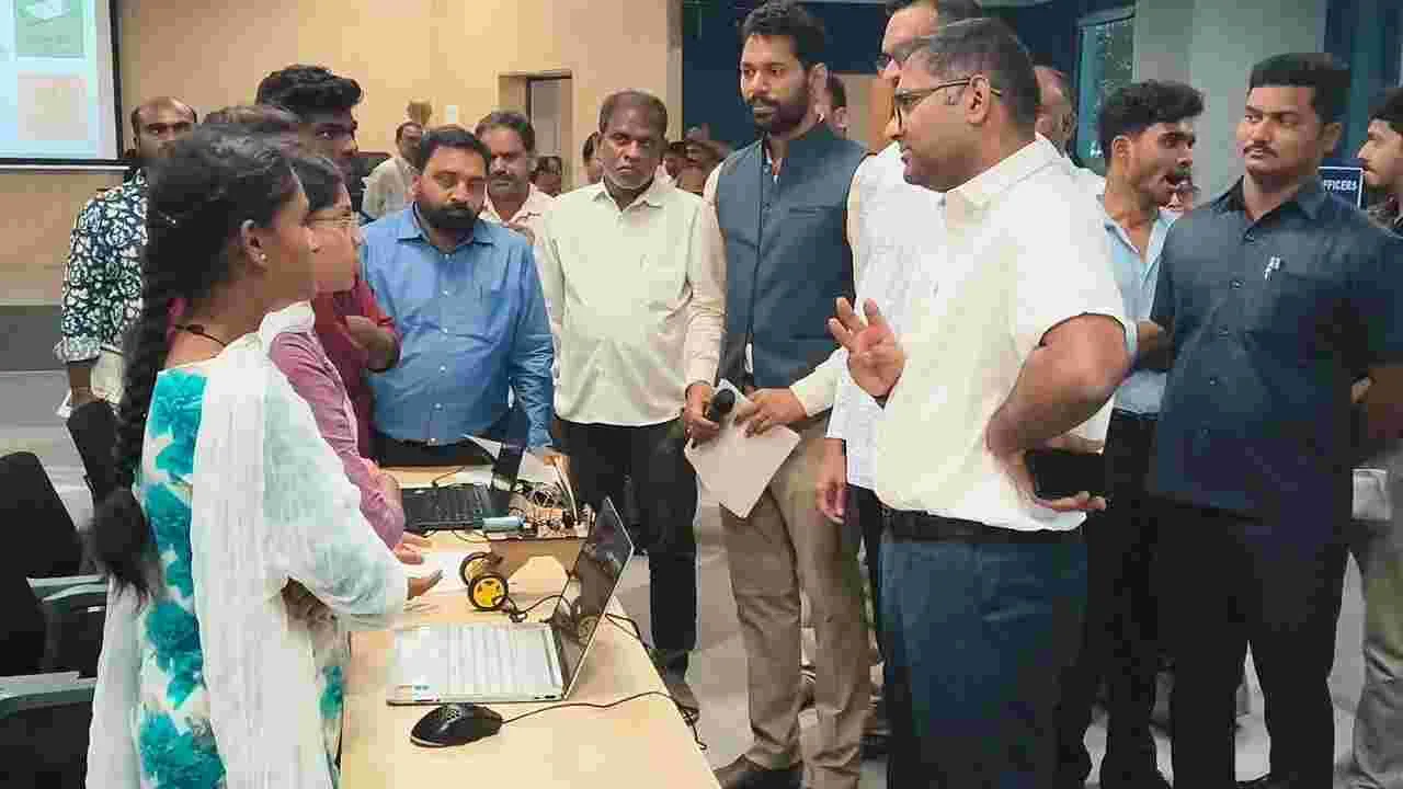 ఏఐ, రోబోటిక్స్‌పై విద్యార్థుల ప్రదర్శన