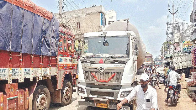 ట్రాఫిక్‌ కష్టాలు