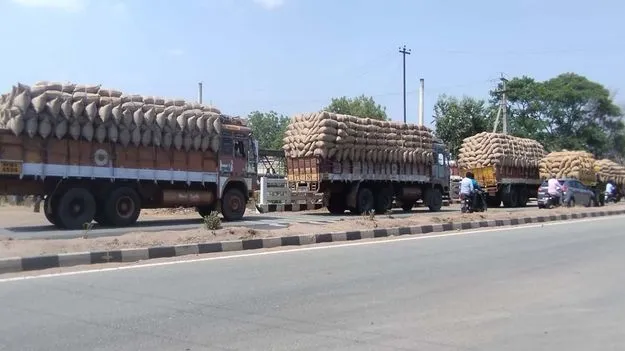 రైస్‌మిల్లుల వద్ద లారీల క్యూ