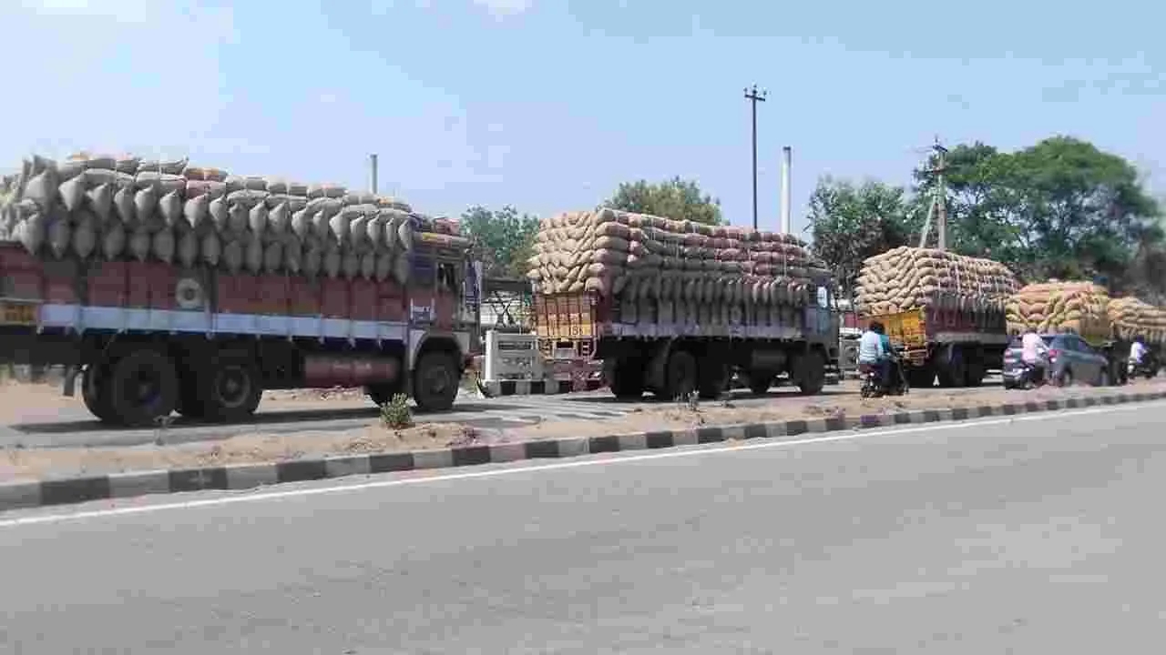 రైస్‌మిల్లుల వద్ద లారీల క్యూ