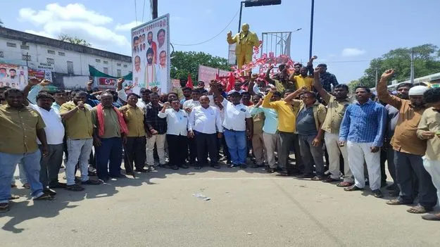 ఆటో డ్రైవర్లకు ఇచ్చిన హమీలను నెరవేర్చాలి 