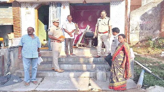 గెడ్డం గీసే కత్తితో గొంతు కోసేశాడు