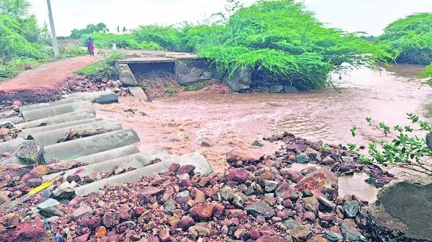 BRIDGE: కొట్టుకుపోయిన కల్వర్టు 