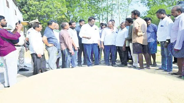 కేంద్ర ప్రభుత్వ తీరుతో ధాన్యం కొనుగోళ్లు ఆలస్యం