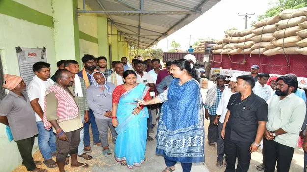 మక్కల కొనుగోళ్లు వేగవంతం చేయాలి 