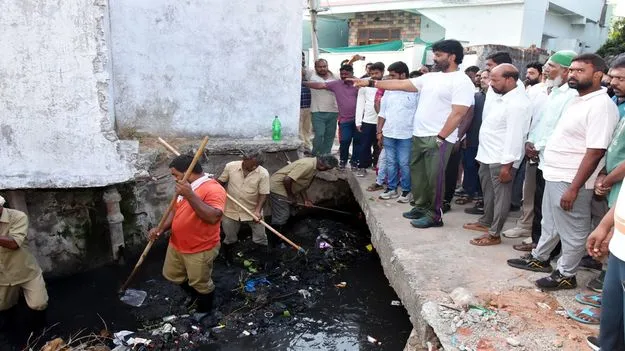 కాలువలపై అక్రమ నిర్మాణాలను తొలగించాలి