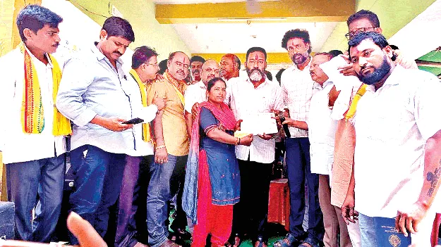 అర్హులైన రైతులకు పాసు పుస్తకాలు