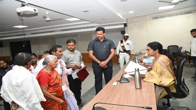 kumaram bheem asifabad- దరఖాస్తులను పరిశీలించి పరిష్కరించాలి