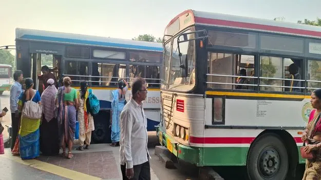 రోడ్డెక్కిన బస్సులు