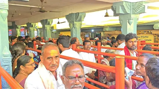 మల్లన్న ఆలయంలో భక్తుల సందడి