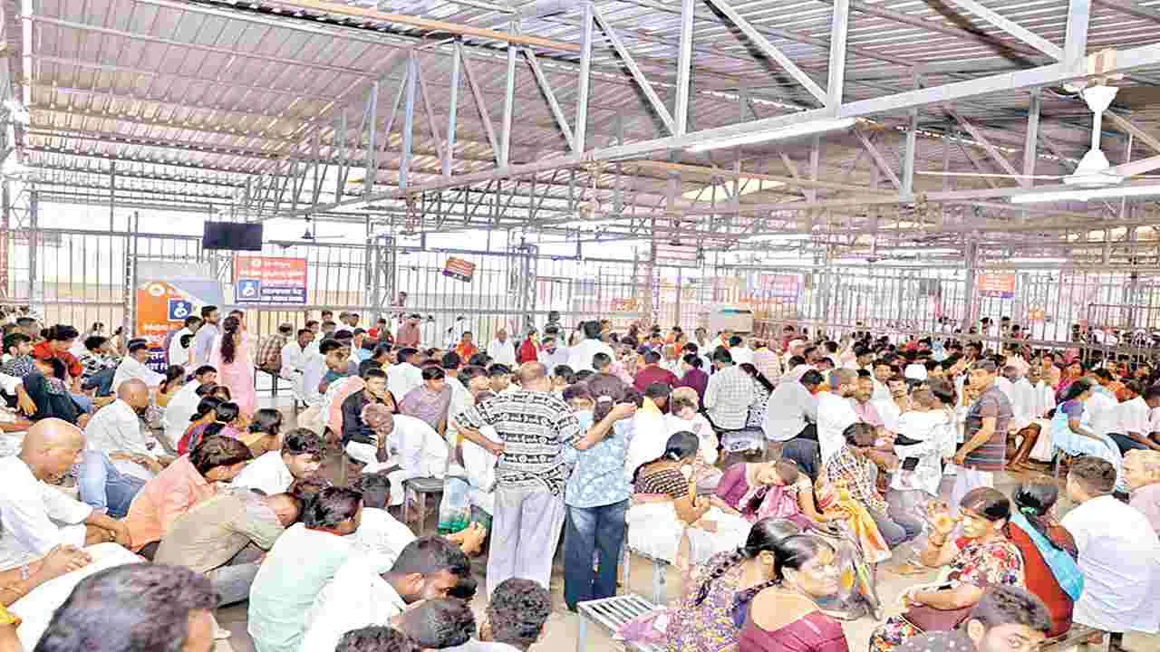 భక్తజన సంద్రం.. శ్రీగిరి క్షేత్రం
