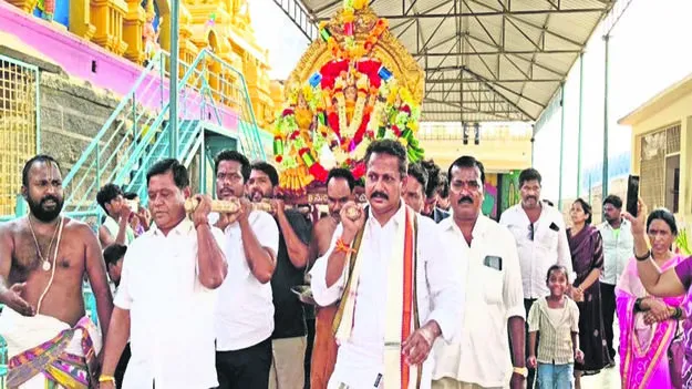 GOD: వైభవంగా పల్లకి సేవ