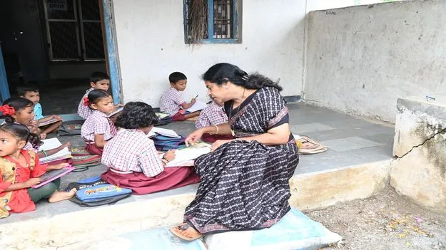 kumaram bheem asifabad- విద్యార్థులకు పాఠం చెప్పిన కలెక్టర్‌