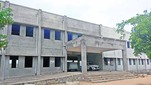 BUILDING: అర్ధాంతరంగా కళాశాల భవనం