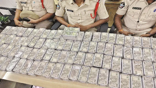 అసలు నోట్లు లక్ష ఇస్తే... రూ. 3 లక్షల నకిలీ నోట్లంటూ మోసం