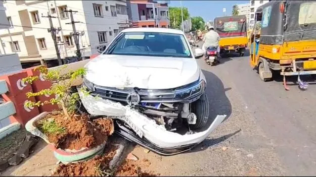 భీమవరంలో కారు బీభత్సం