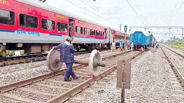 పట్టాలు తప్పిన గూడ్స్‌ 