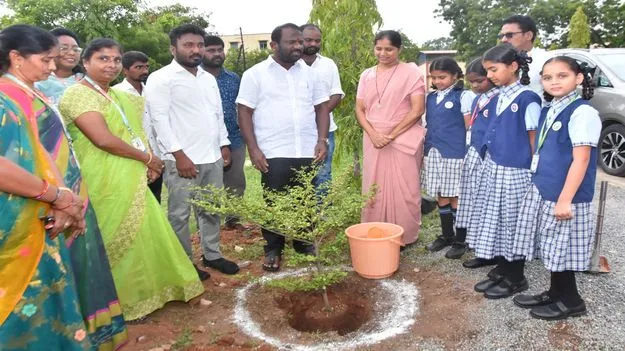 ఒక్కో విద్యార్థి - ఒక మొక్క నాటాలి