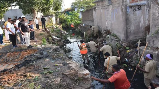 డ్రైనేజీలపై గోడలు నిర్మించవద్దు