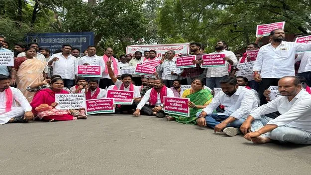 జీఎం కార్యాలయం  ఎదుట ధర్నా