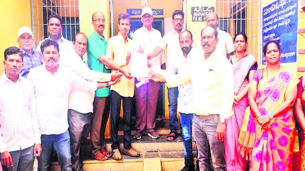 TEACHERS: ఉపాధ్యాయులకు సర్‌ విధులు వద్దు