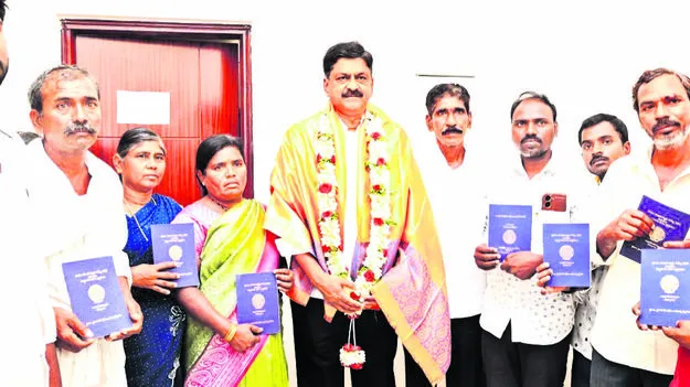 MINISTER: వందేళ్ల భూసమస్యకు పరిష్కారం