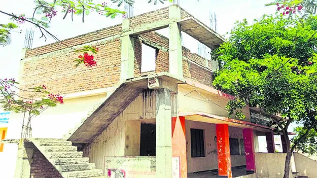 SCHOOL: అసంపూర్తి భవనాలు