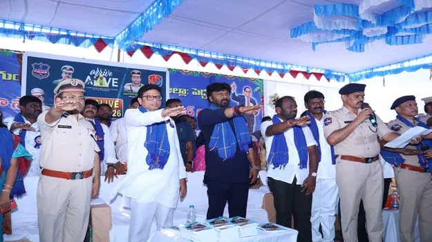 వాహనదారులు రోడ్డు భద్రత నియమాలు పాటించాలి 