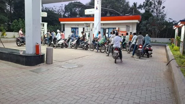 పెట్రోల్‌, డీజిల్‌ కోసం బారులు  